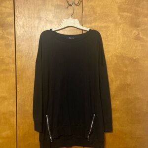 Simier Fariry zip bottom light weight top. Medium